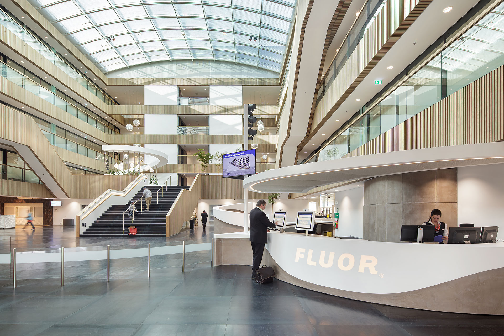 Stijnstijl-Architectuurfoto-atrium-kantoor-Fluor-01