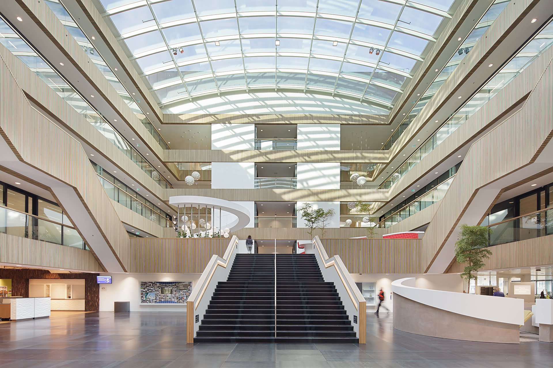 Stijnstijl-Architectuurfoto-atrium-kantoor-Fluor-02