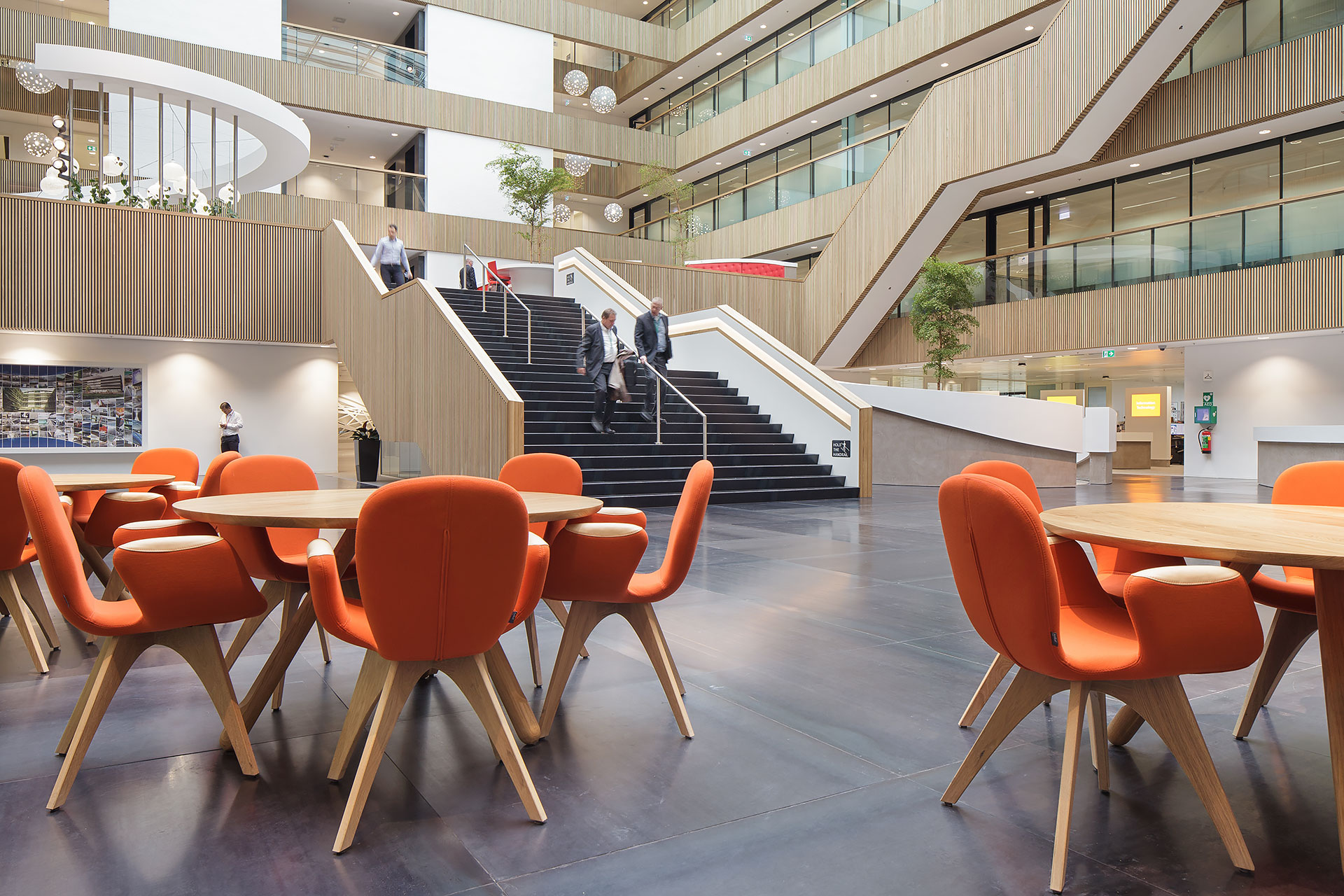 Stijnstijl-Architectuurfoto-atrium-kantoor-Fluor-13